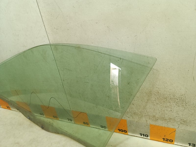 Стекло двери передней левой