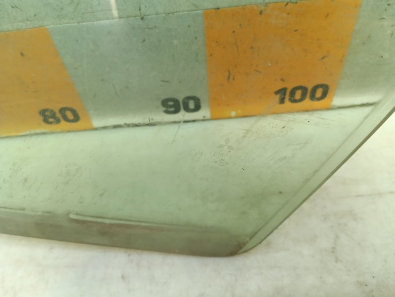 Стекло двери передней левой