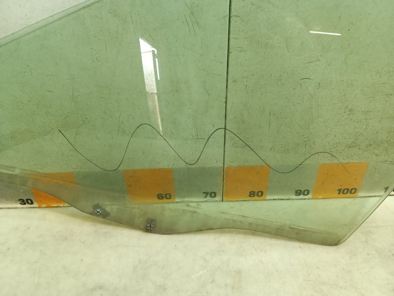 Стекло двери передней левой