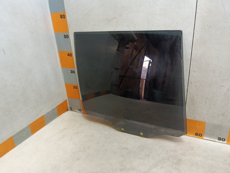 Стекло двери задней правой