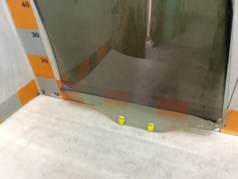 Стекло двери задней левой