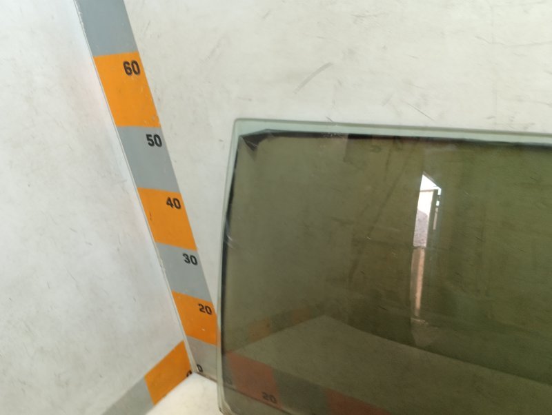 Стекло двери задней левой