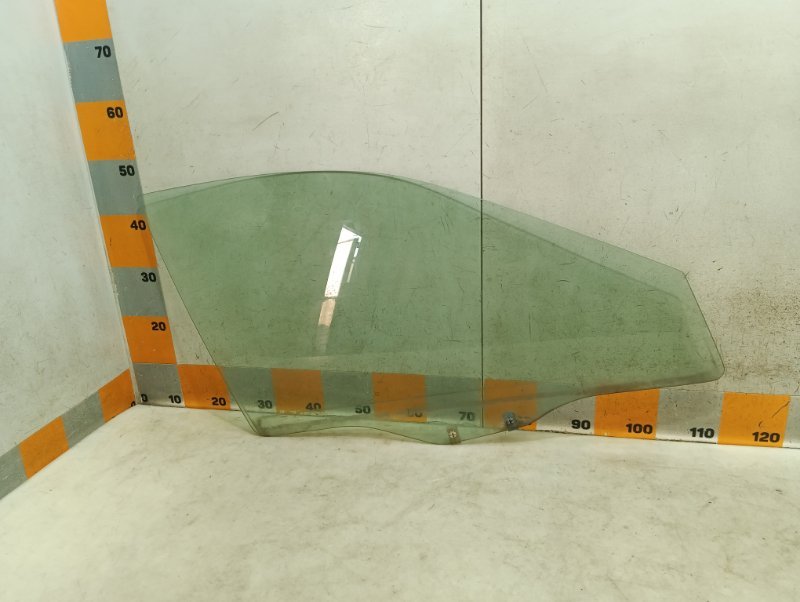 Стекло двери передней правой