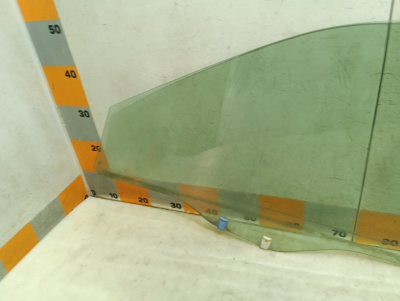 Стекло двери передней правой