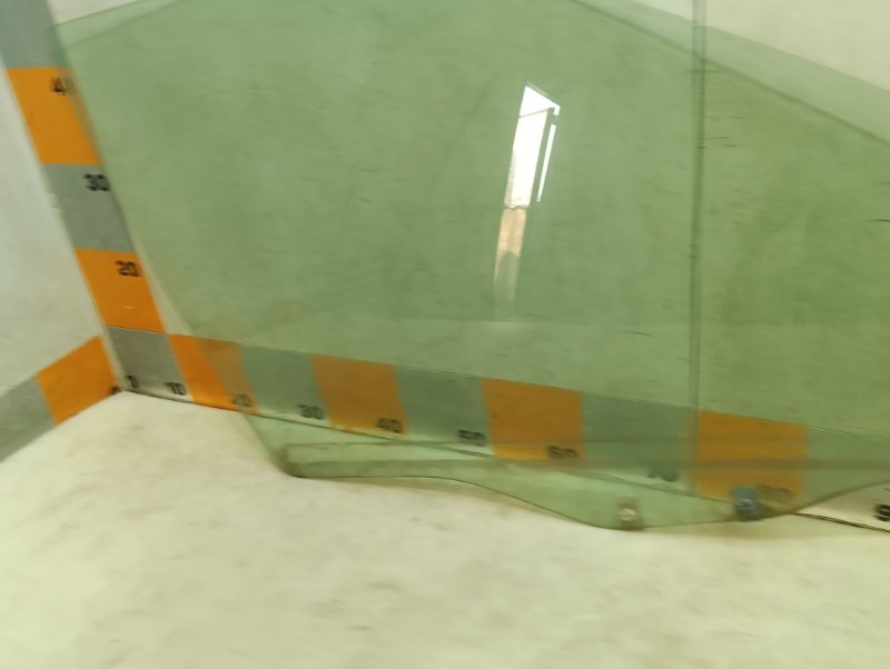 Стекло двери передней правой