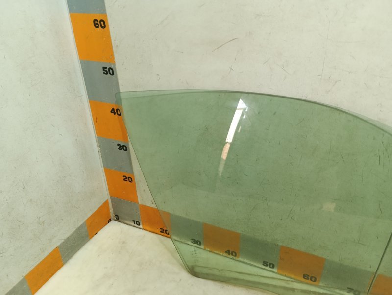 Стекло двери передней правой