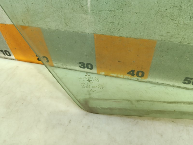 Стекло двери передней правой