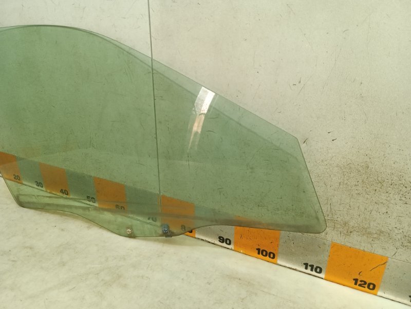Стекло двери передней правой