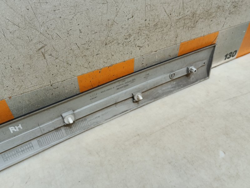 Накладка двери передней правой