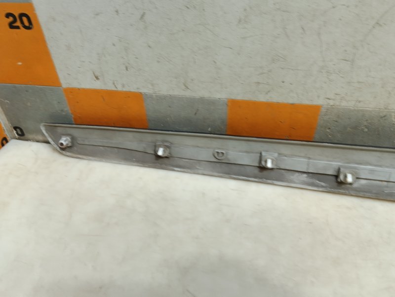 Накладка двери передней правой