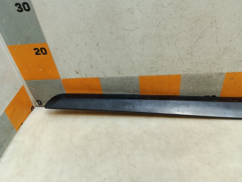 Накладка двери передней правой