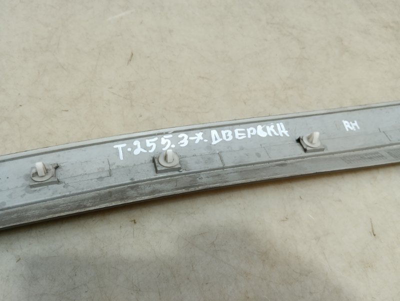 Накладка двери передней правой