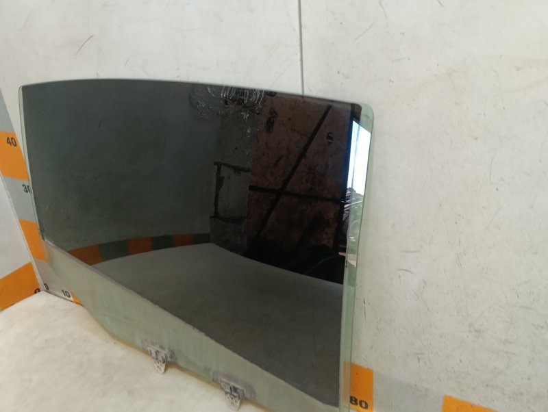 Стекло двери задней правой