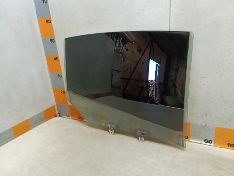 Стекло двери задней правой