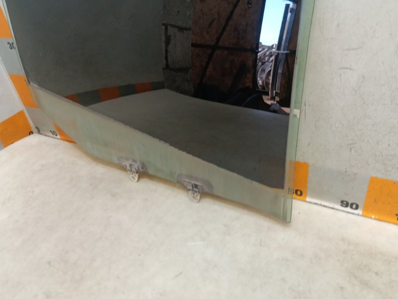 Стекло двери задней правой