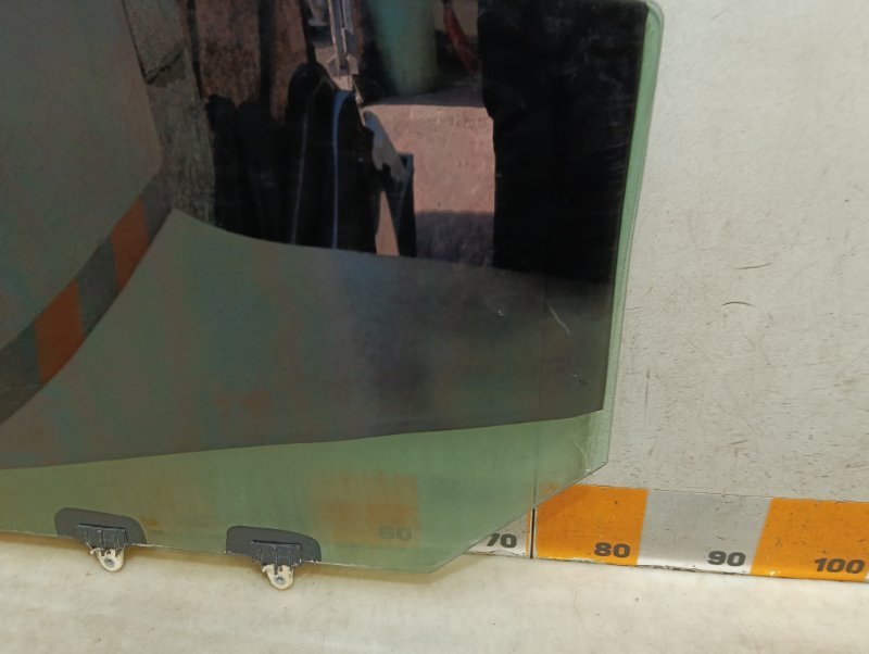 Стекло двери задней правой