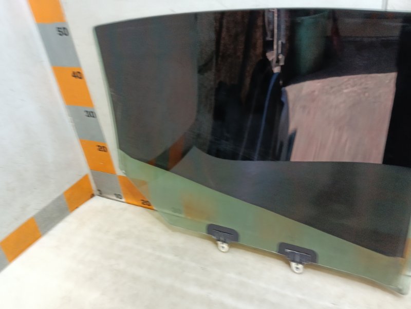 Стекло двери задней левой