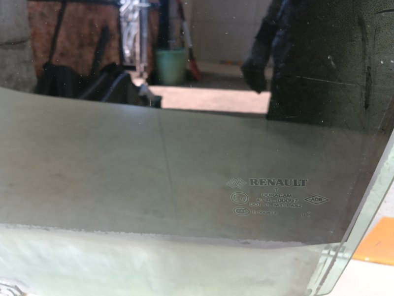 Стекло двери задней левой