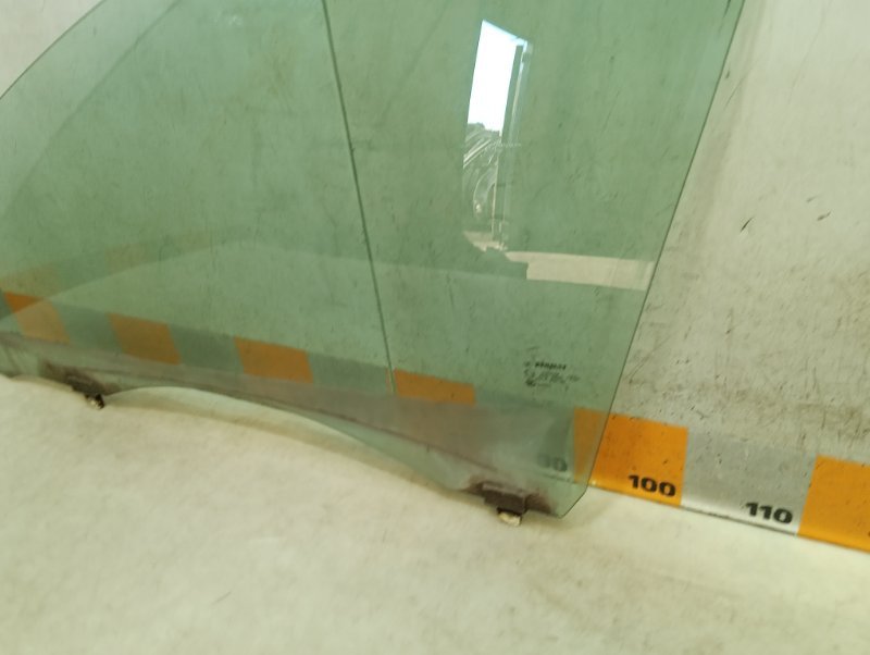 Стекло двери передней левой