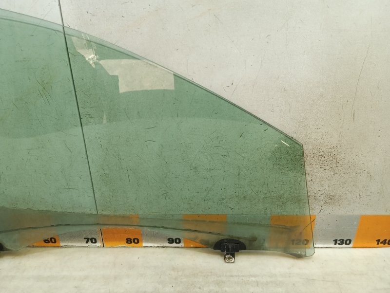 Стекло двери передней левой