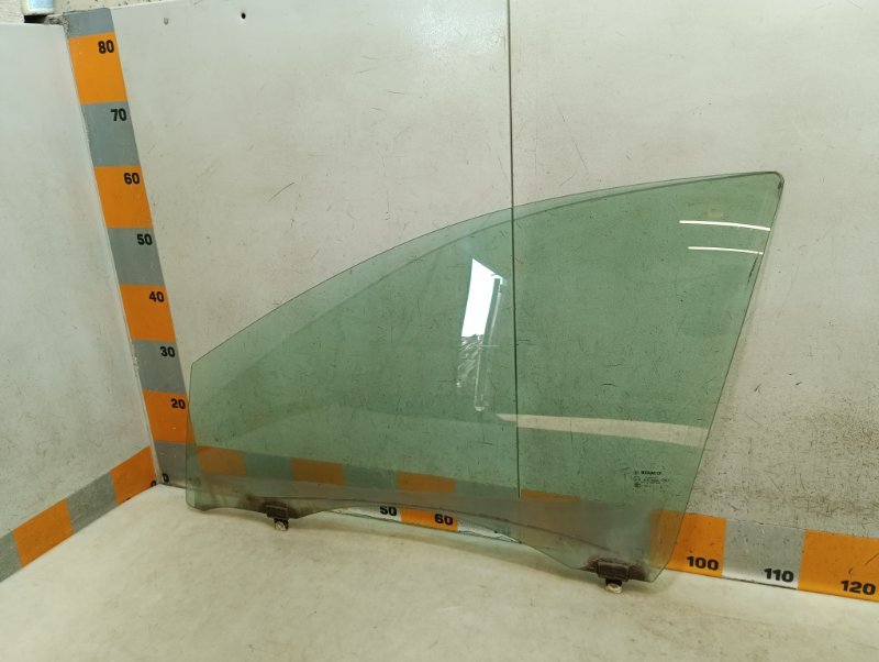 Стекло двери передней левой