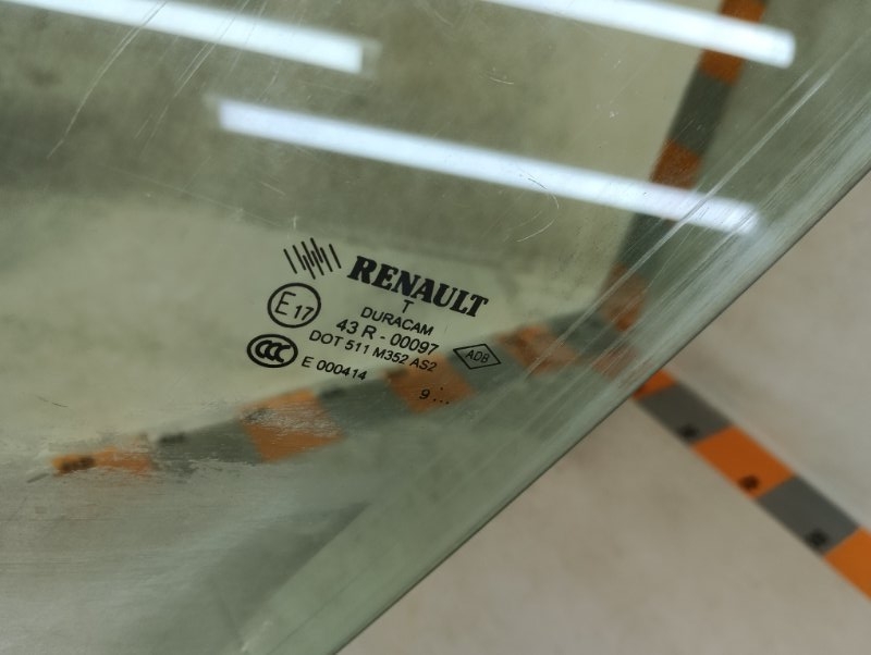 Стекло двери передней левой