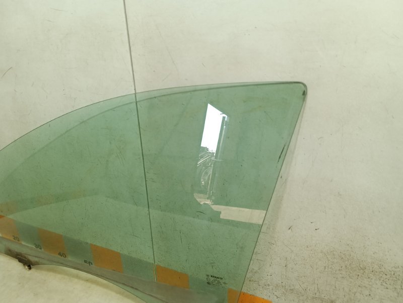 Стекло двери передней левой