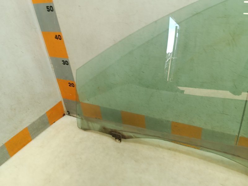 Стекло двери передней левой