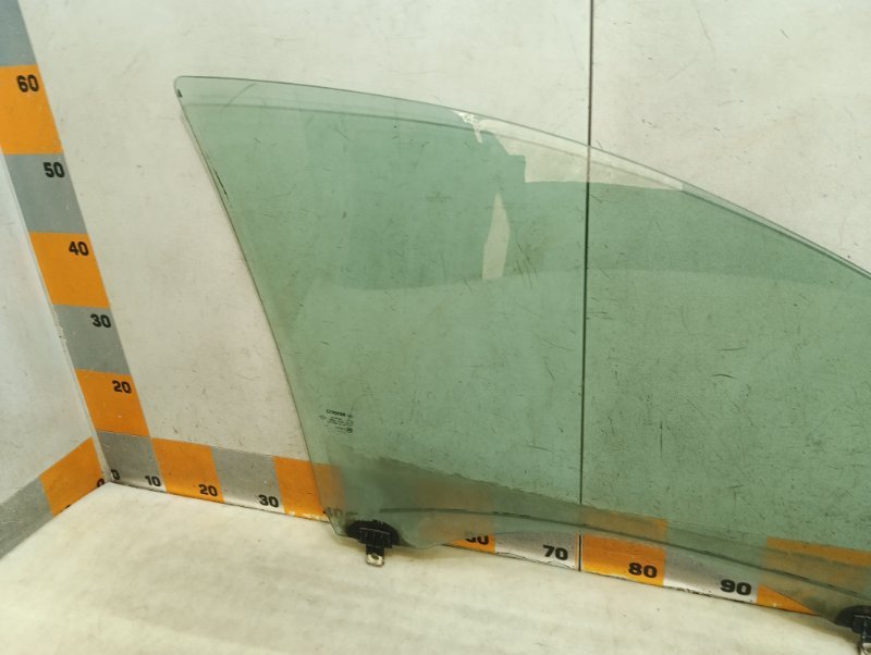 Стекло двери передней левой
