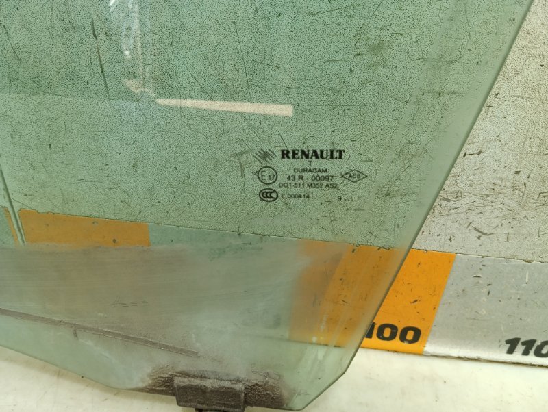 Стекло двери передней левой