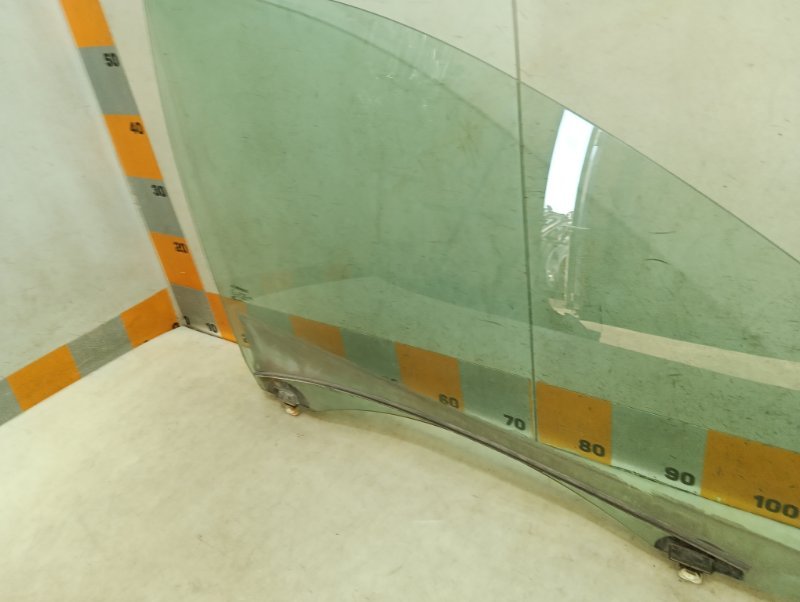 Стекло двери передней правой