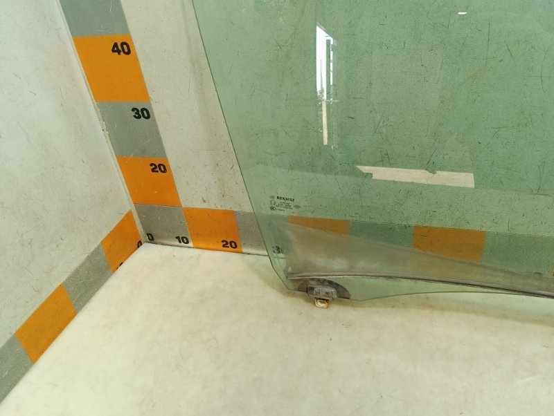 Стекло двери передней правой