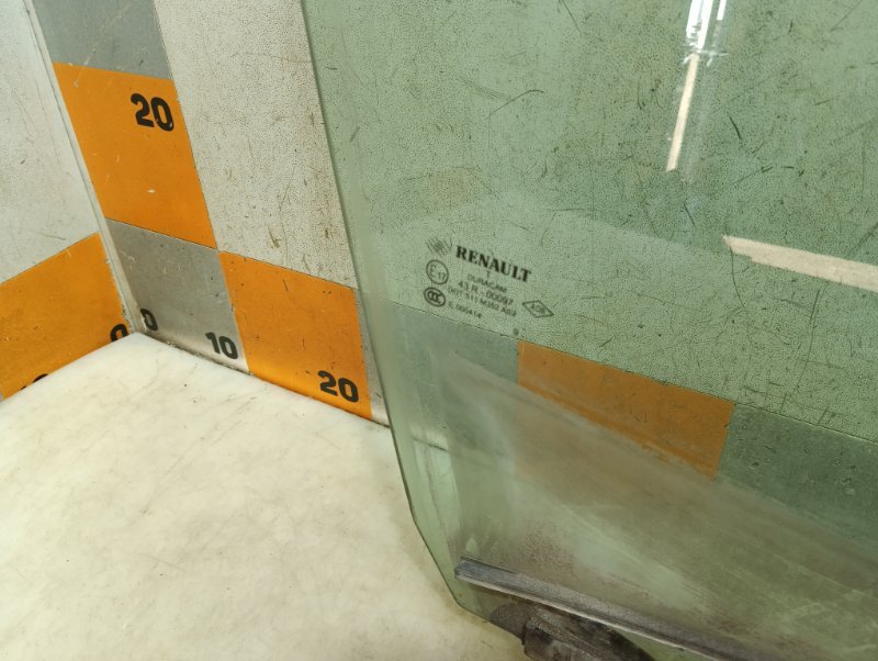 Стекло двери передней правой