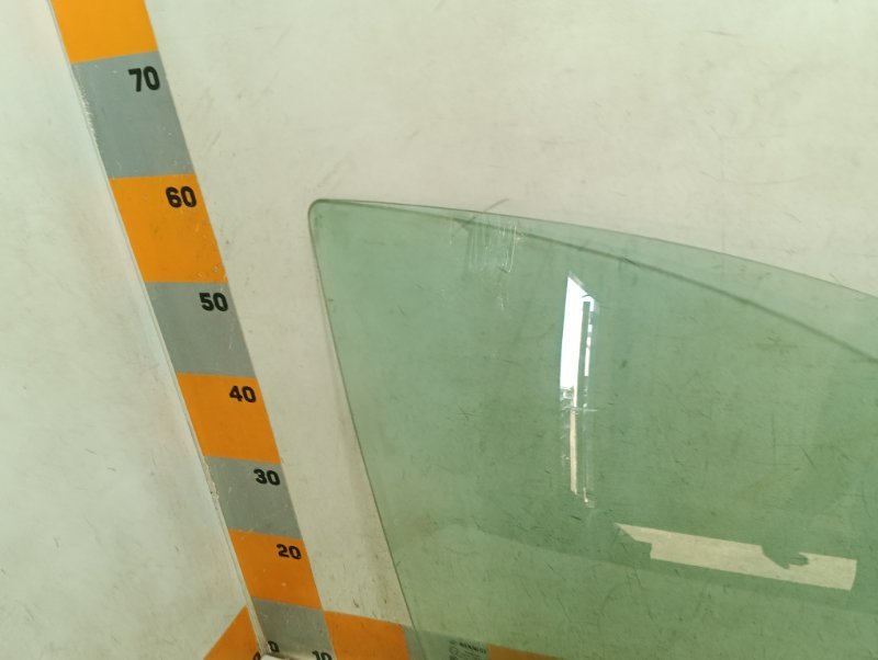 Стекло двери передней правой