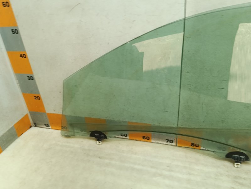 Стекло двери передней правой