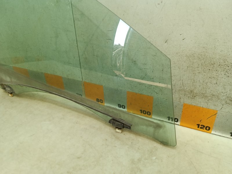 Стекло двери передней правой