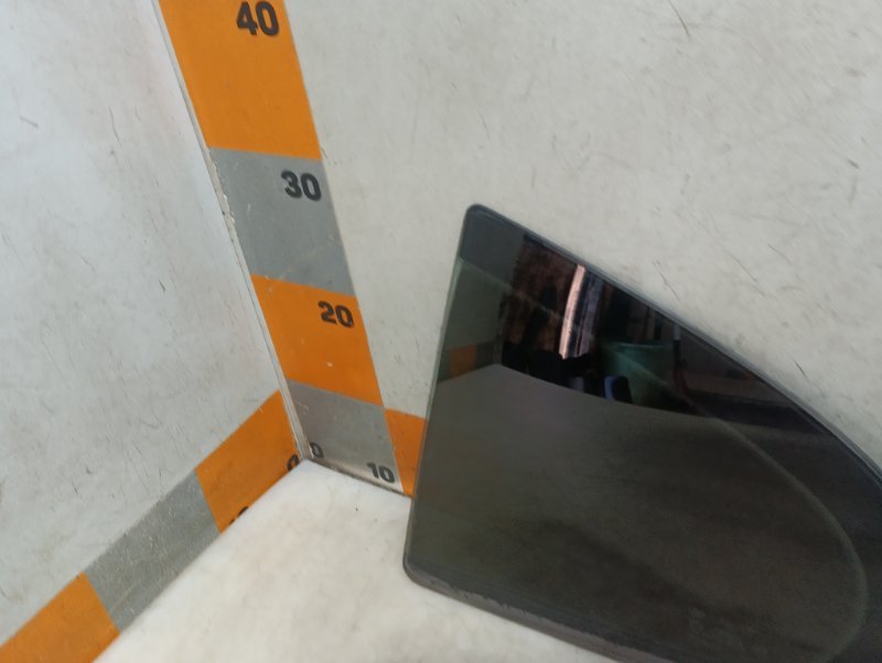 Стекло двери задней левой