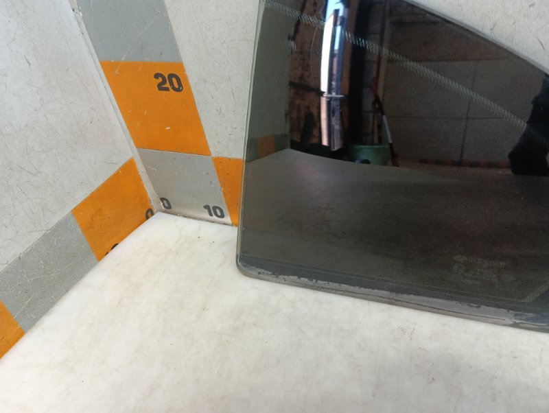 Стекло двери задней левой