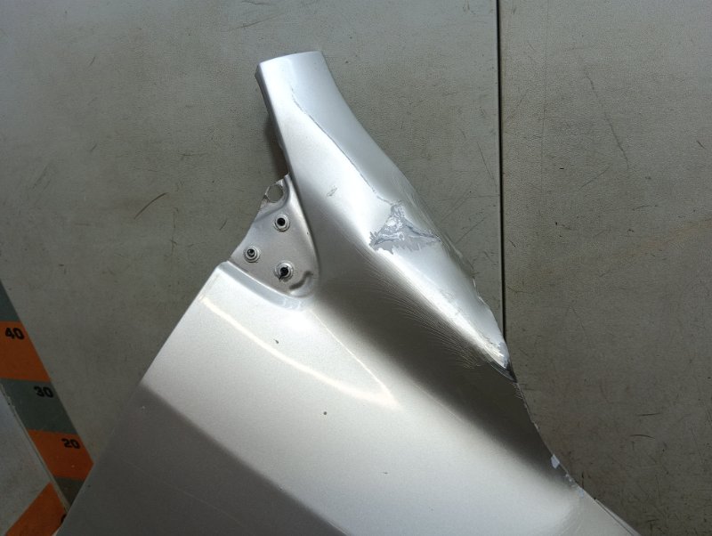 Крыло переднее правое