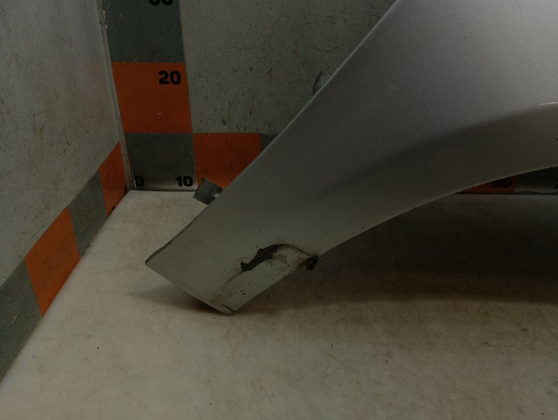 Крыло переднее правое