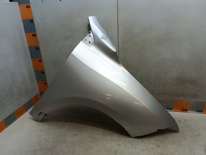 Крыло переднее правое
