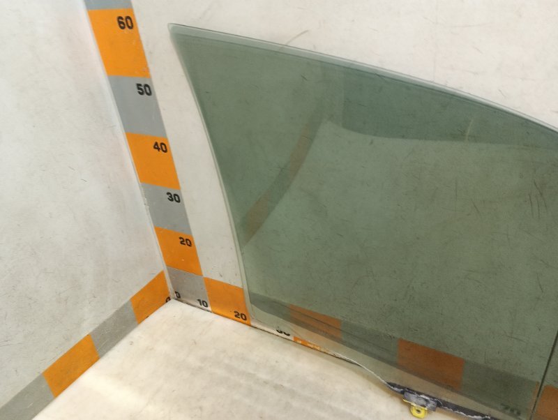 Стекло двери передней левой