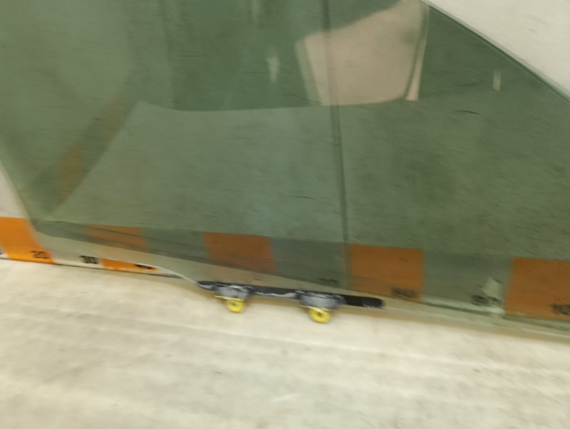 Стекло двери передней левой