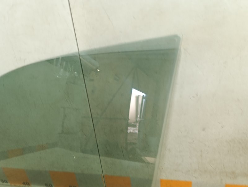 Стекло двери передней левой