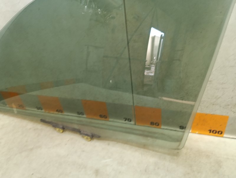 Стекло двери передней левой