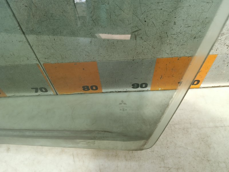 Стекло двери передней левой