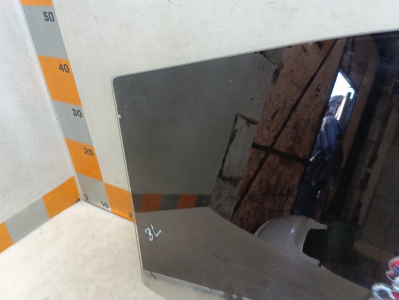 Стекло двери задней левой