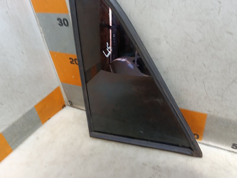 Стекло двери задней правой