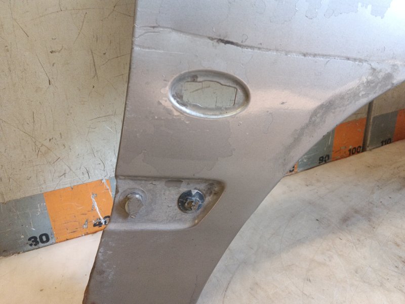 Крыло переднее правое