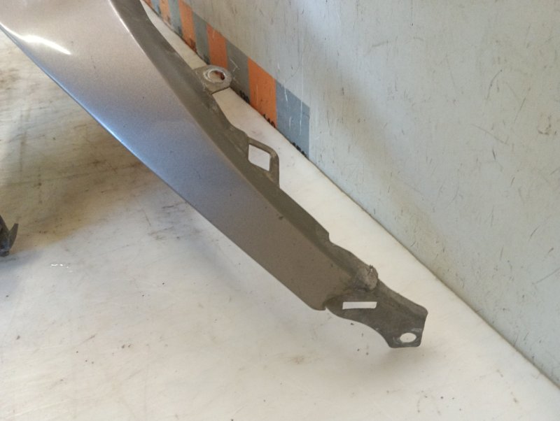 Крыло переднее правое